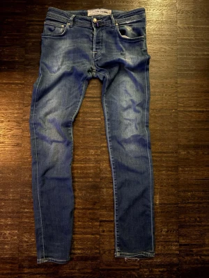 Jacob cohen jeans  - Säljer dessa feta Jacob cohen jeans🔥🔥 Jättebra skick samt några fina slitningar. Hör av dig vid minsta fråga. Prisk kan diskuteras vid snabb affär.