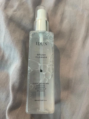 IDUN Minerals Brush Cleaner 150 ml - IDUN Minerals Brush Cleaner är en genomskinlig rengöringsspray för sminkborstar. Flaskan rymmer 150 ml och har en praktisk sprayfunktion. Produkten är snabborkande och effektiv, perfekt för att hålla dina borstar fräscha mellan användningarna.