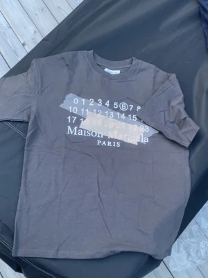 Maison Margiela t-shirt  - Maison Margiela t-shirt i grå färg i storlek S