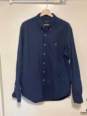 Ralph Lauren skjorta mörkblå L slim fit - Riktigt skön Ralph Lauren skjorta mörkblå  • L (Slim fit)   • Fint skick (9/10)   • Inga defekter     Skickar inom 24h