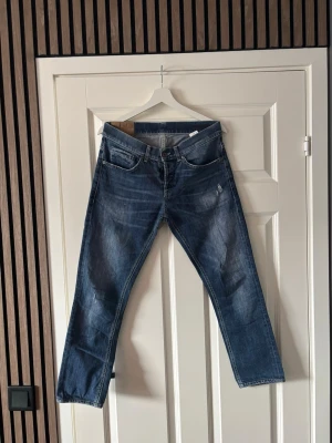 Dondup George - Dondup jeans med diskreta slitningar från fabrik i fint skick, storlek 31