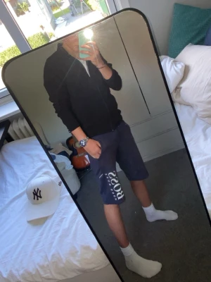 Fleece/tröja - Det här är en slags flis som man kan ha under jacka för att hålla sig varm men samtidigt ha den på sig som en vanlig tjocktröja. Tröjan sitter perfekt på mig som ni ser på bilden och jag är 168-170cm lång. Skriv om ni vill ha mått. 