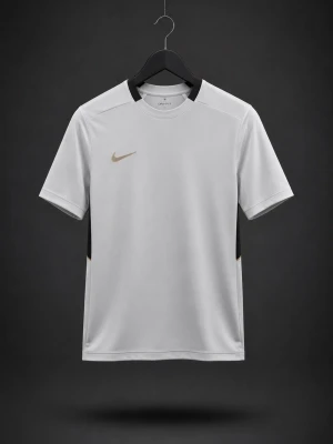 Vit Nike t-shirt  - Snygg vit t-shirt från Nike med korta ärmar och diskret logga på bröstet. T-shirten har en klassisk passform och svarta detaljer vid sidorna. Perfekt för dig som gillar enkel och sportig stil.