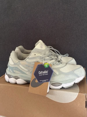 Vita sneakers från Asics - Snygga vita sneakers från Asics med mesh- och mockadetaljer. Skorna har en chunky sula och Ortholite komfortinnersula. Perfekta för dig som gillar stilrena och sportiga sneakers med modern vibe.