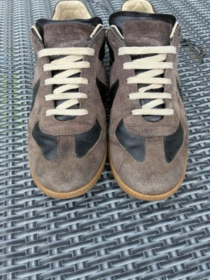 Maison Margiela Gats - Säljer mina gats som jag haft ett tag men är fof i hyfsat bra skick men har liten defekt inuti skon men är omärkbart, har råkat slänga boxen och kvittot eftersom jag trodde jag inte skulle sälja. Nypris 7500kr 