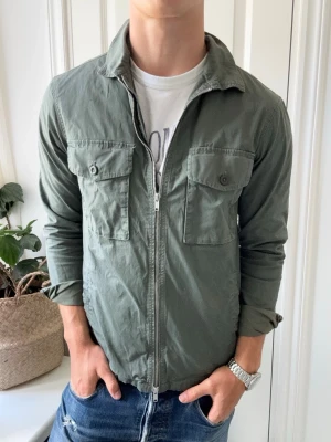 East west overshirt  - East west overshirt, Inga defekter! Modellen i bilderna är 180 cm 75 kg och bär Storlek S , Kom med frågor! 🌟 (Kan gå ned i pris vid köp av paket 😉) 