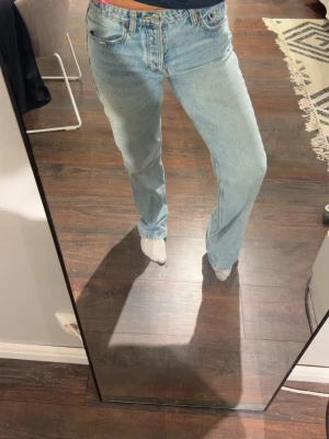 Ljusblå raka jeans  - Raka ljusblå jeans från Zara, midwaist! Storlek 36, inga defekter! 