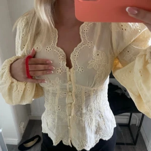 Blus - Superfin trendig blus från Gina i nyskick! 