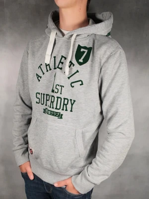 Superdry Hoodie - Superdry Hoodie • Storlek: M • Skick: 9/10 – fint skick utan skavanker • Inkluderas: Endast Hoodie • Nypris: Ca 1200kr • Passform: Modellen på bilden är 180 cm lång, väger 65 kg •