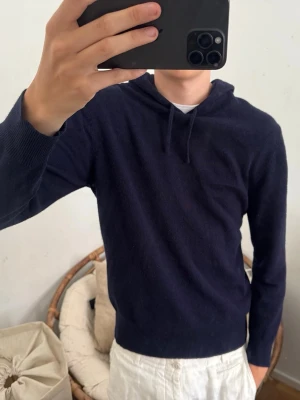 Sayless cashmere hoodie  - Snygg cashmere hoodie från sayless i storlek s! längd ca 65 cm & bredd 49/50cm