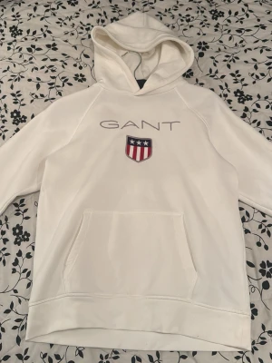 Gant hoodie  - Använd några få gånger. Säljer pga av att jag vill rensa garderoben och köpa nytt. Den är stor i storleken så den passar även S 