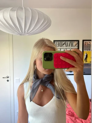 Silvrig scarf i glansigt tyg - Silvrig scarf i glansigt transparent grått tyg🩶 Jättecool detalj som piffar upp en outfit vid alla tillfällen! Kan bäras på många sätt, i håret, på väskan, runt halsen osv. Handgjord och lokaltillverkad av återbrukade tyger vilket gör den miljövänlig.
