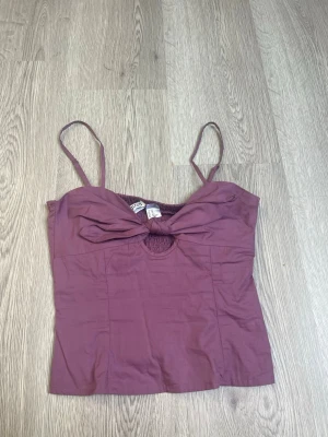 Gullig topp💓 - Säljer en lila linnetopp från Hm i stl xs 💓. Säljer den för att den tyvärr är för liten för mig, men den är aldrig använd. Minns tyvärr inte hur mycket jag köpte den för 💓