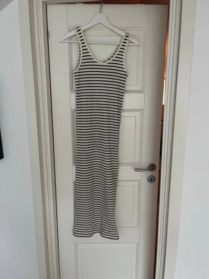 Randig långklänning - Randig långklänning från H&M