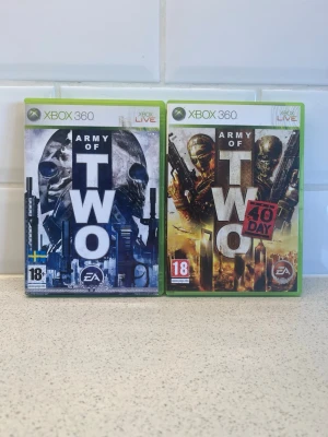 Army of Two & 40th Day Xbox 360 spel - Två actionfyllda Xbox 360-spel: Army of Two och Army of Two: The 40th Day. Båda spelen har gröna plastfodral och coola omslag med maskerade soldater och vapen. Perfekt för dig som gillar co-op och taktiska shooters. Fungerar toppen