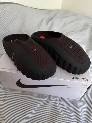 Nike Mind 001 - Nike mind 001. Svarta. Små i storlek passar 39-40. Aldrig använt pga att dom passade inte.