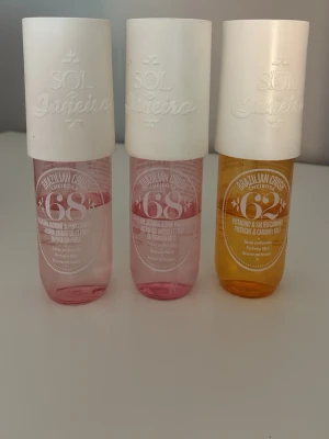 Sol de Janeiro Brazilian Crush mist - Tre Sol de Janeiro Brazilian Crush Cheirosa body mists i plastflaskor med vita lock. Två flaskor är rosa (nr 68) och en är gul (nr 62). Doftnoter av jasmin, pink dragonfruit, pistage och saltad karamell. Perfekt för dig som älskar fräscha och söta dofter.
