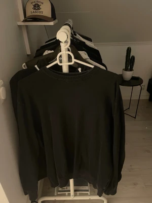 Svart stickad tröja  - En enkel svart stickad tröja. Skriv vid minsta fundering eller fråga!🙏