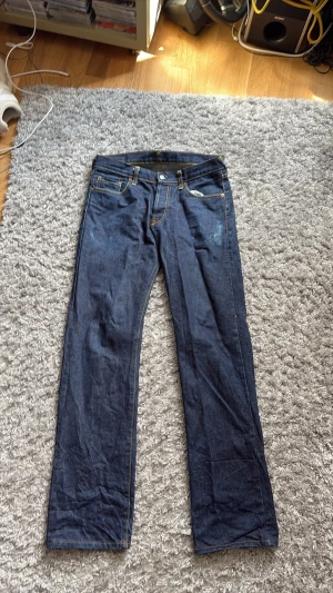 Evisu jeans röda - Tja säljer nu dessa par skit coola Evisu jeans ifrån 2008, lite slitningar på framsidan o där bak, nypris ligger runt 3000-4000, mitt pris :600kr