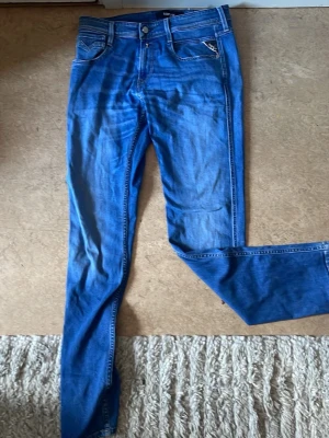 Blå jeans från Replay - Snygga blå jeans från Replay,bra skick, 30 w 32l, kan gå ner lite i pris