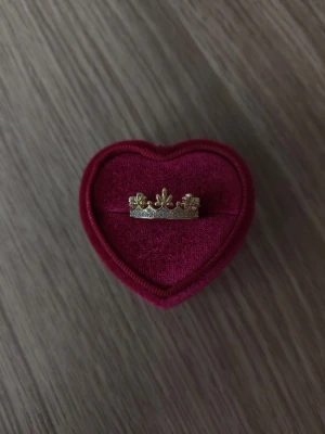 Guldfärgad ring med kronmotiv - Krona ring i storlek 18,1mm, guldfärgad.