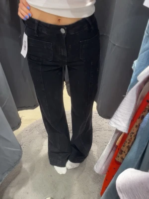 Ginatricot jeans  - Högmidjade svarta Ginatricot jeans! Jätte fina i storlek xs (32)