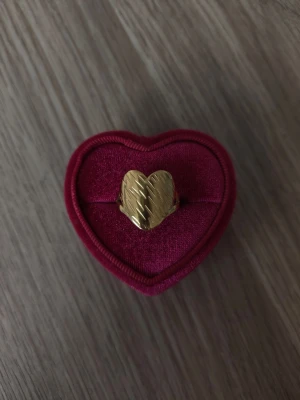 Guldfärgad ring med hjärtdesign - Hjärta ring i storlek 18,1mm, guldfärgad.