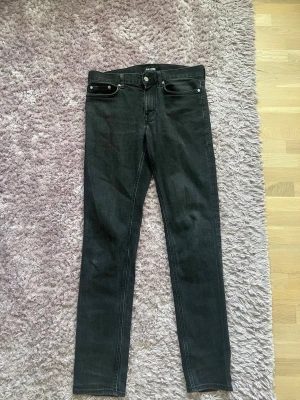 BLK DNM Jeans - Tjena, säljer ett par svarta slim fit jeans från märket BLK DNM. Jag säljer dessa då dom inte passar mig. Dom är i princip nyskick och har storleken 32/34 men rekommenderar att man köper dom om man har någon storlek mindre.