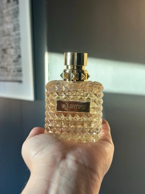 Valentino Born In Roma The GOLD 100ml  - Valentino Born In Roma The GOLD 100ml! Nästintill full, inte använd mycket. En vitblommig doft med kokos! Superfin men passar inte mig. Denna finns inte att få tag på längre ny. Stått mörkt o svalt! Har ej originalkartongen kvar😌