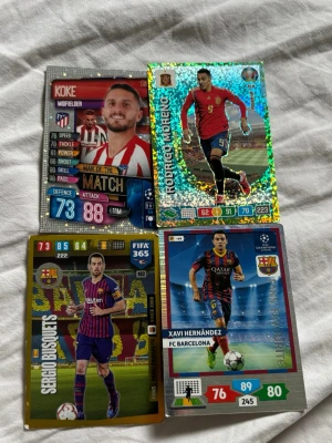 Fyra samlarkort med fotbollsspelare från Spanien  - Säljer fyra olika samlarkort med fotbollsspelare från olika lag. Korten har färgstarka designer och visar spelare som Koke, Rodrigo Moreno, Sergio Busquets och Xavi Hernández. Perfekt för dig som gillar att samla på fotbollskort eller vill ha något unikt till din samling.