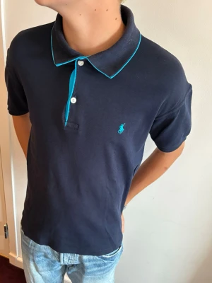 Ralph Lauren Pikétröja - Ralph Lauren Pikétröja slim fit|Pris:349 kr|Storlek:L,modell: 175 cm|Skick:Mycket bra,9/10| Hör av dig vid minsta lilla fundering eller fråga|