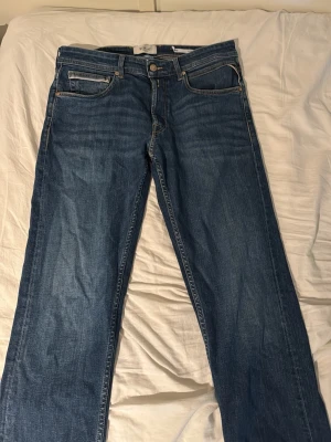 Mörkblå Grover Replay Jeans - Replay Mörkblå Jeans  Äkta Replay mörkblå jeans i mycket fint skick. Använda endast ett fåtal gånger och väl omhändertagna. En stilren och mångsidig modell med klassisk mörkblå tvätt som passar perfekt till både vardags och en mer uppklädd stil.  * Märke: Replay * Färg: Mörkblå * Storlek: W32 L34 * Skick: Mycket fint skick * Bekväm passform * 100% äkta  Skicka gärna ett meddelande om du har frågor eller vill ha fler bilder.
