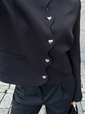 Kort blazer med hjärtformade knappar i silver - Superfin blazer med hjärtknappar från collectionen: Moa Mattsson x NA-KD🧚🏻🧚🏻   köpte kavajen för 799kr !