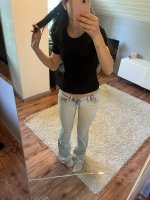 Ljusblå bootcut jeans med låg midja - Säljer ett par ljusblå lågmidjade jeans ifrån Gina tricot i storlek S (14+)🩵 