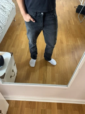 Nudie jeans Lean Dean  - Nudie Jeans | skick 9/10 | Storlek 33/32 | (Jeansen är fint uppsydda och inget som märks) A-43,5 B-108 | Pris - 599kr | Modellen är ca 180cm lång | Hör av dig vid minsta fråga eller fundering!!