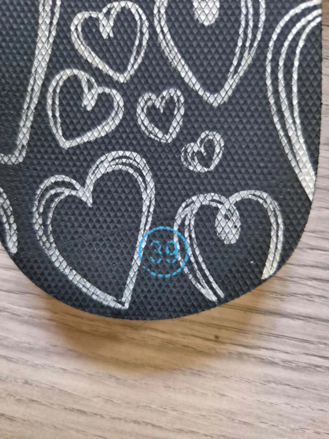 Svarta flipflops med hjärtmönster - 1