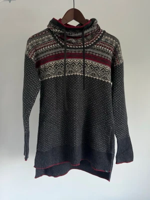 Eddie Bauer Fair Isle stickad tunika | Cowl Neck | XS | Vintertröja - Eddie Bauer Fair Isle stickad tunika | Cowl Neck | XS | Vintertröja Storlek: XS Färg: Mörkgrå (charcoal) & Vinröd/Burgundy Passform: Regular fit  Krage: Cowl neck (draperad polokrage)  Material: Bomull & Akryl Skick: Denna tröja är i ett väldigt fint skick utan defekter  Nypris cirka: 900 kr
