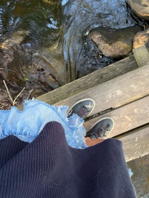 Blå jeanskjol - Säljer en kort jeanskjol i blå denim ifrån gina, använd rätt så mycket men har tröttnat på den så jag säljer den!!