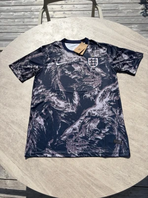 England Tröja - Tja! Säljer nu denna riktigt snygga England tröja i nyskick!