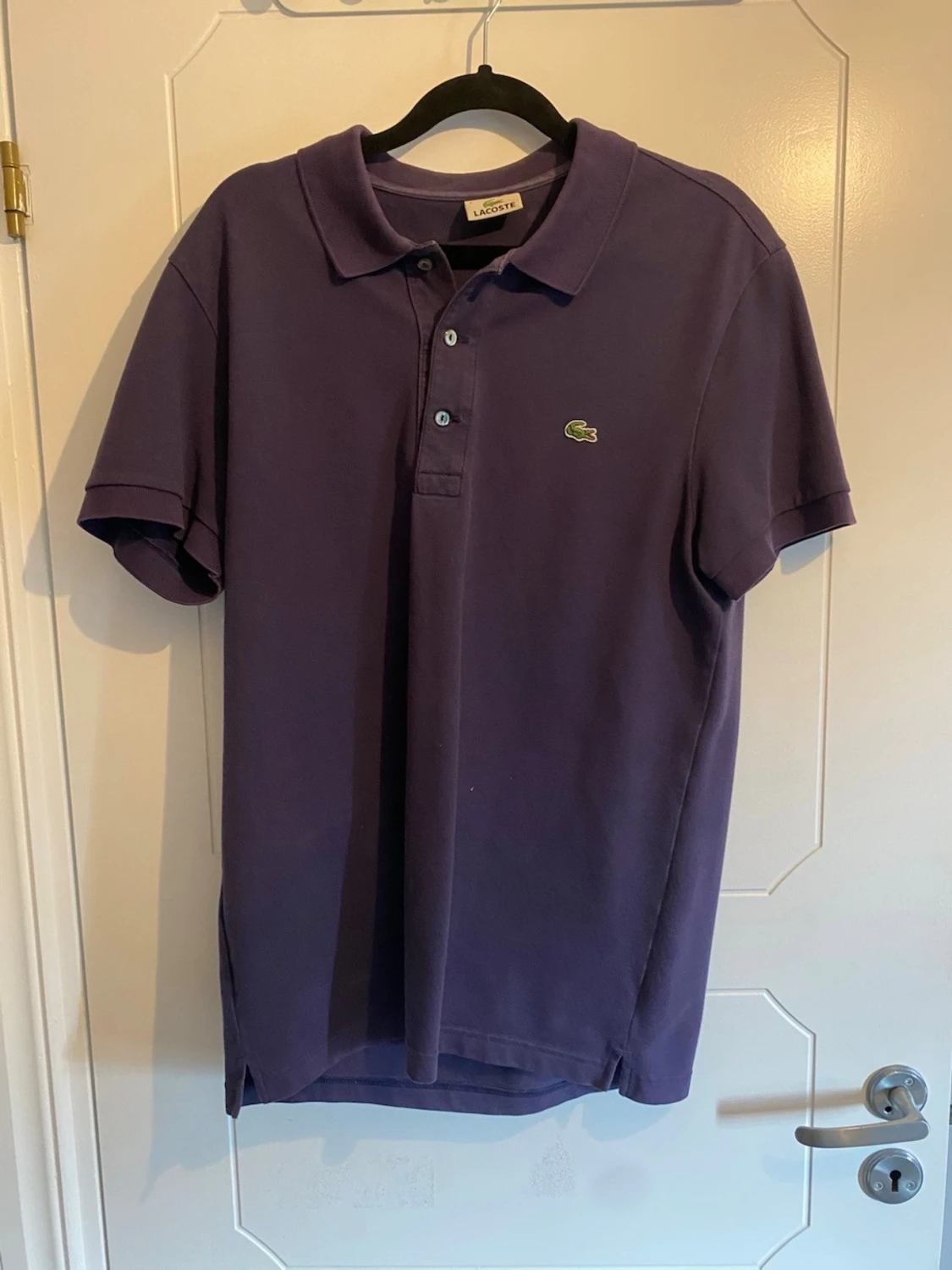 Lila pikétröja från Lacoste