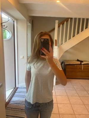 Tshirt  - Grön och vit randig tshirt i bra skick 