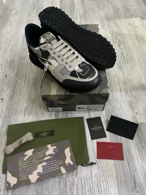 Valentino rockrunners - Tja! säljer dessa riktigt feta valentino rockrunners i storleken 43 obs bilderna i annonsen var ifrån när dom var helt nya ser inte exakt ut som i annonsen i dagsläget!