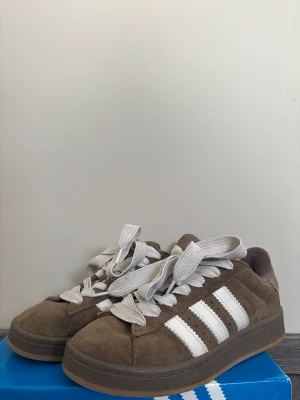 Adidas campus 00 - Fina skor, använda men i bra skick. Finns lite små fläckar på skosnöre.   Små hål vid hälen, finns på bild.   Loggan på insida sko har skaft av.