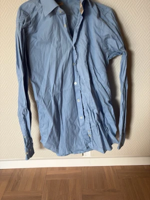 Burberry skjorta - Säljer denna skjorta då den aldrig används. Vill bli av med den så pris kan diskuteras! Den är i finare skick än den ser ut… stryk den så blir den snygg!