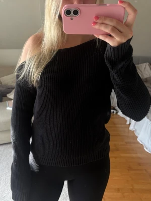 Svart ribbstickad tröja Even&Odd - Svart ribbstickad tröja från Even&Odd. Tröjan är off shoulder på ena sidan. Skriv om du vill köpa så sätter jag på köp nu.