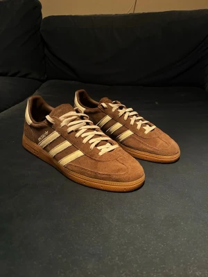 Bruna Adidas Spezial sneakers - Snygga Adidas Spezial sneakers i brunt mocka. Helt nya utan kartong. Kunde inte byta storlek på grund av att kartongen var borta.