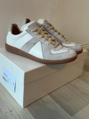 Maison margiela gats - Sälljer ett par feta masion margiela gats kommer med allt som dustbag och andra accessoarer 