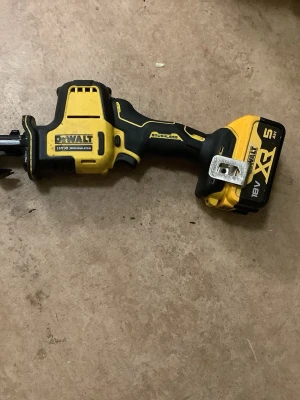 Dewalt XR 18V tigersåg + 5.0ah batteri - Kraftfull Dewalt XR 18V tigersåg med borstlös motor och 5Ah batteri. Sågen är svart och gul med ergonomiskt handtag och metallfäste. Perfekt för att såga i metall och trä, smidig att använda tack vare sladdlös design. Mkt bra skick och fungerar utmärkt.