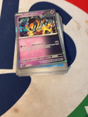 Samling Pokémonkort i plastfickor - Säljer en bunt Pokémonkort i plastfickor, perfekt för dig som vill utöka din samling eller börja spela. Korten har färgglada motiv och klassisk Pokémon-design med blå baksida och Pokéball. Passar både samlare och spelare.