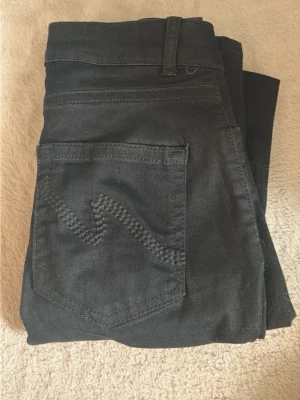 Svarta Bootcut jeans från Nelly - Säljer ett par svarta bootcut jeans från Nelly i storlek 34 och i modellen ”Low waist perfect bootcut jean” Pris kan diskuteras vid snabb affär 